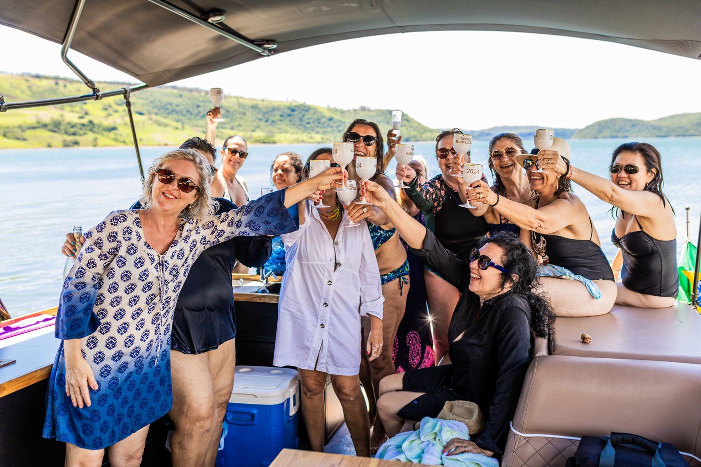 Amigas brindando a bordo do barco